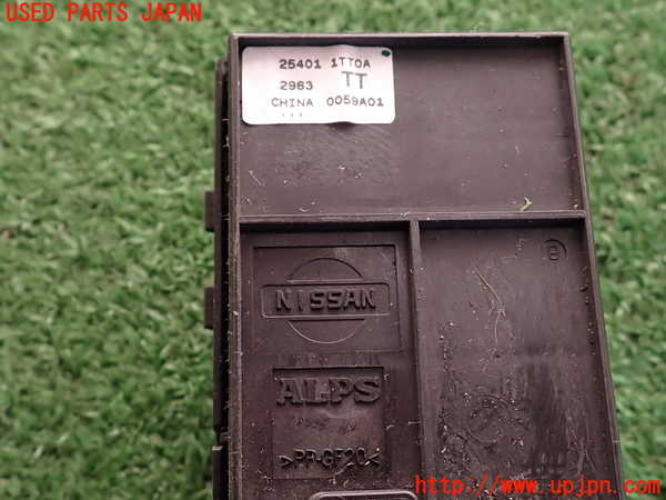 2UPJ-9235646240]ジューク NISMO(NF15)右前パワーウィンドウスイッチ 中古_3