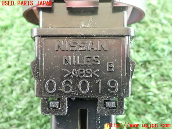2UPJ-9235646290]ジューク NISMO(NF15)ハザードスイッチ 中古_3