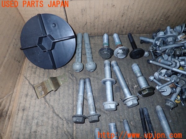 3UPJ=9235710720]ルノー メガーヌR.S.(ルノー・スポール)(DZF4R)ネジ・ナット・ステー類 セット ジャンク_2
