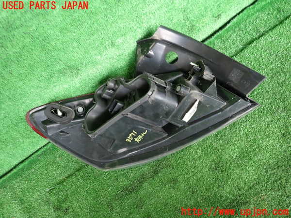 2UPJ-9235711530]ルノー・メガーヌ R.S.(ルノー・スポール)(DZF4R)右テールランプ 中古_2