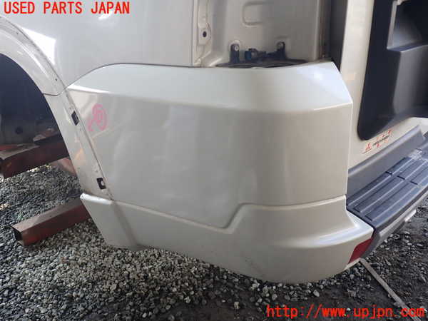 1UPJ-9235731610]パジェロ(V98W)リアバンパー 中古_4
