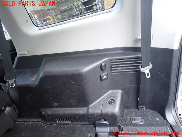 1UPJ-9235737675]パジェロ(V98W)右リアピラートリム 中古_3