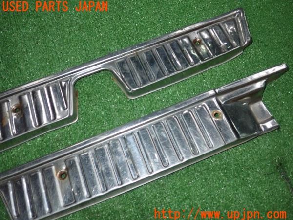 3UPJ=9235790616]セドリック ワゴン SGL(WY30)純正 リアゲート スカッフプレート ステップガード メッキ 中古_3