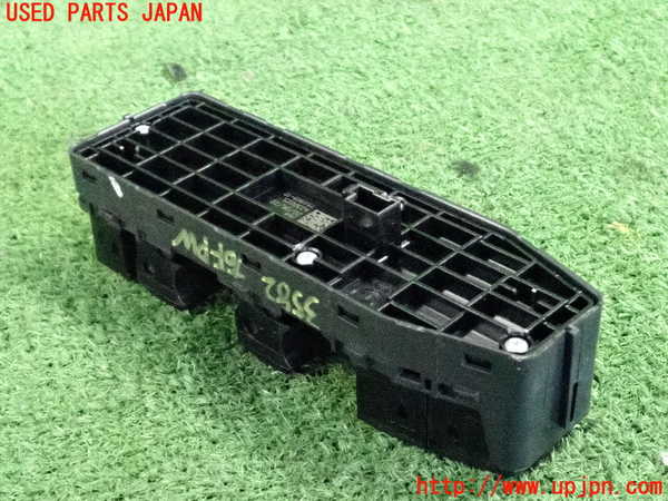 2UPJ-9235826240]BMW 218d アクティブツアラー(22BY20)(U06)右前パワーウィンドウスイッチ 中古_2