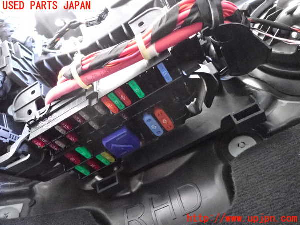 2UPJ-9235826742]BMW 218d アクティブツアラー(22BY20)(U06)ヒューズボックス2 中古_2