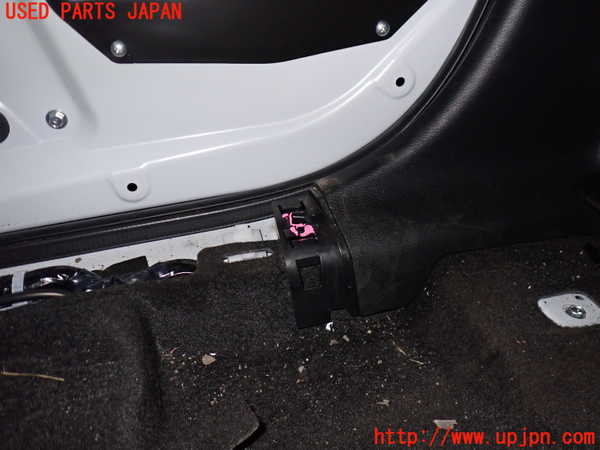 2UPJ-9235907665]アウトランダーPHEV(GN0W)右センターピラートリム 中古_4
