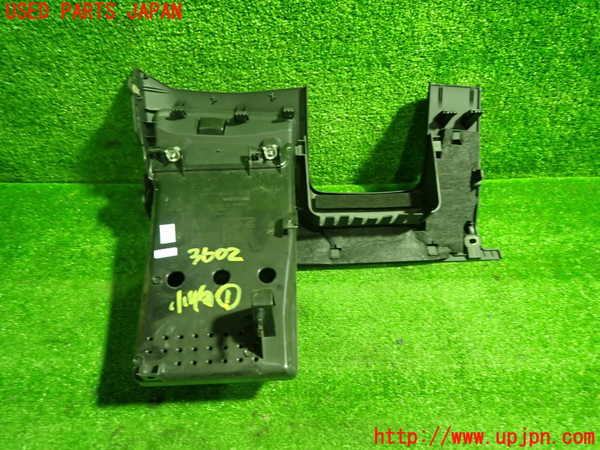 1UPJ-9236027841]アウディ・A5 スポーツバック(F5CVKL)小物入れ1 中古_3