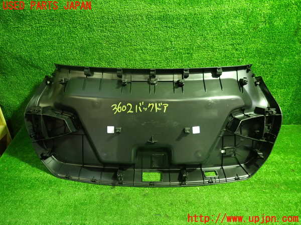 1UPJ-9236021578]アウディ・A5 スポーツバック(F5CVKL)バックドア内張り 中古_4