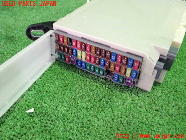 1UPJ-9236106741]レクサス・IS300h(AVE30)ヒューズボックス1 中古_4