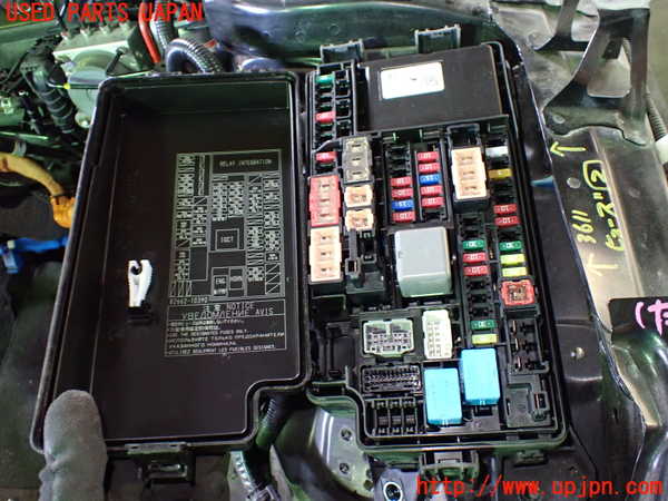 1UPJ-9236116742]C-HRハイブリッド(ZYX10)ヒューズボックス2(EGルーム内助手席側) 中古_2