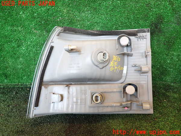 1UPJ-9236121150]ハイエースワゴン100系(RZH101G)右コーナーランプ 中古_3