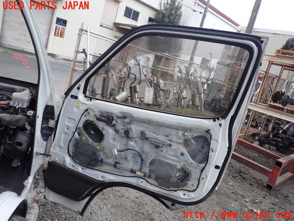 1UPJ-9236121230]ハイエースワゴン100系(RZH101G)右前ドア 中古 ASAHI M2T4 43R-00034_4