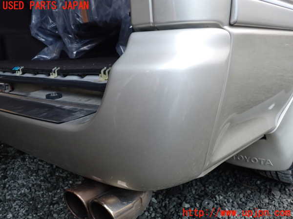 1UPJ-9236121610]ハイエースワゴン100系(RZH101G)リアバンパー 中古_3