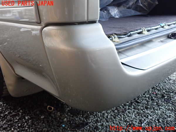 1UPJ-9236121610]ハイエースワゴン100系(RZH101G)リアバンパー 中古_4