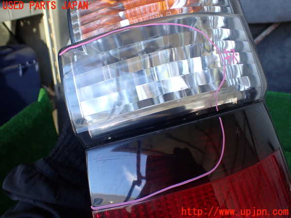 1UPJ-9236121530]ハイエースワゴン100系(RZH101G)右テールランプ 中古_2