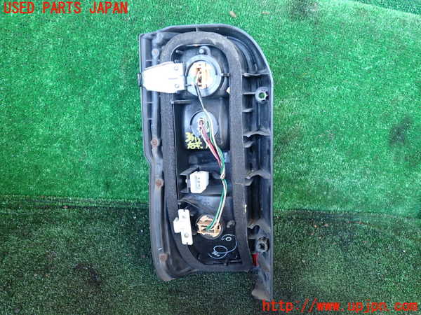 1UPJ-9236121530]ハイエースワゴン100系(RZH101G)右テールランプ 中古_3