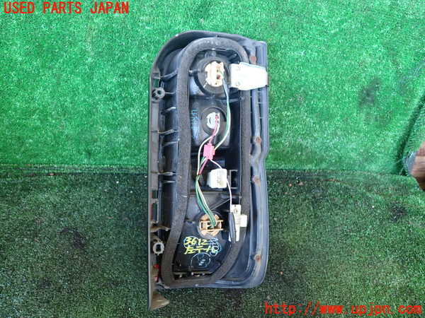1UPJ-9236121536]ハイエースワゴン100系(RZH101G)左テールランプ 中古_3