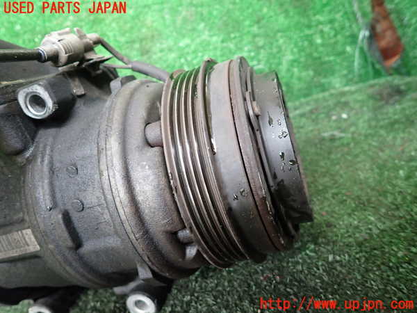 1UPJ-9236126025]ハイエースワゴン100系(RZH101G)エアコンコンプレッサー 中古_3