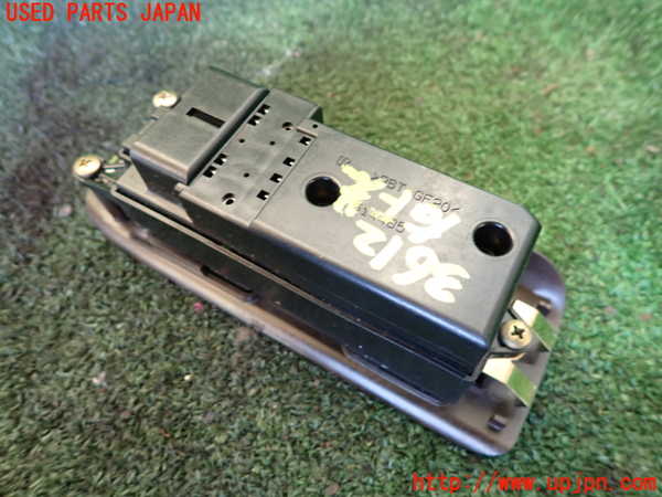 1UPJ-9236126240]ハイエースワゴン100系(RZH101G)右前パワーウィンドウスイッチ 中古_2