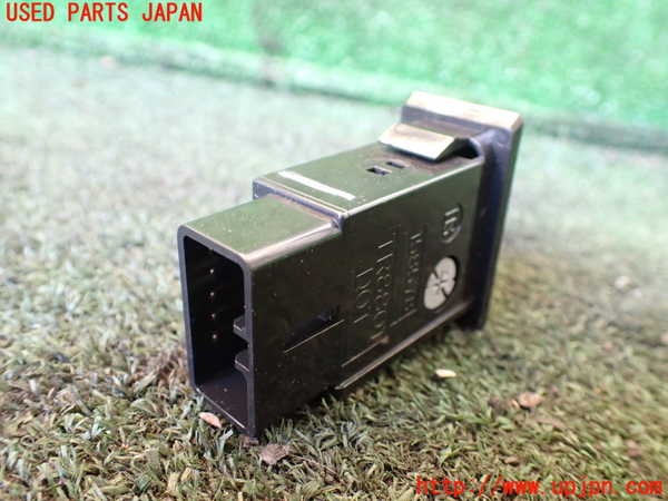 1UPJ-9236126290]ハイエースワゴン100系(RZH101G)ハザードスイッチ 中古_2