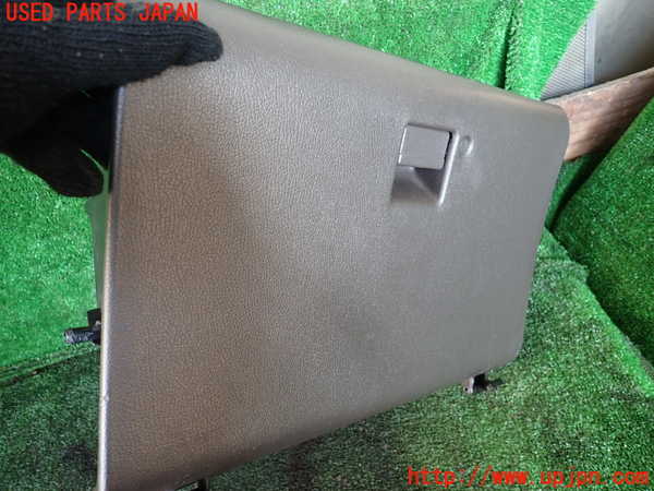 1UPJ-9236127516]ハイエースワゴン100系(RZH101G)グローブボックス1 中古_2