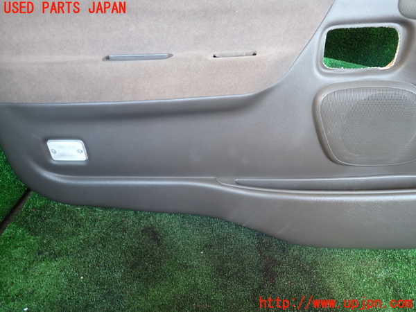 1UPJ-9236121264]ハイエースワゴン100系(RZH101G)左前ドア内張り 中古_3