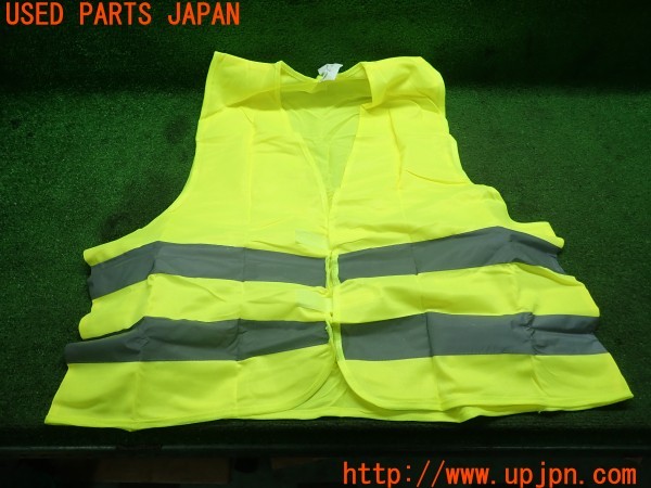3UPJ=9236140001]ベンツ C200 ステーションワゴン(205242C S205)純正 A0005833500 セーフティーベスト 反射ベスト 蛍光ベスト 中古_3