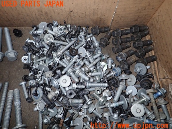3UPJ=9236140720]ベンツ C200 ステーションワゴン(205242C S205)ネジ・ナット・ステー類 セット ジャンク_4