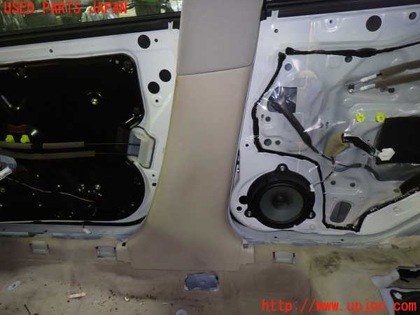 1UPJ-9236157665]スカイライン(V36)右センターピラートリム 中古_3