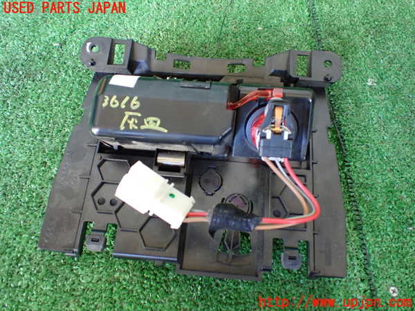 1UPJ-9236167821]アウディ・Q5(8RCDNF)灰皿1 中古_3