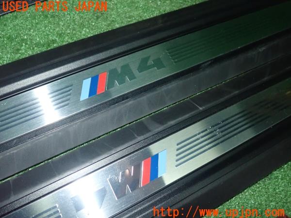 3UPJ=9236180616]BMW M4 クーペ(3C30 F82)純正 893801810 スカッフプレート 中古_2