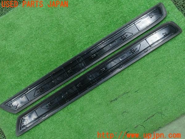 3UPJ=9236180616]BMW M4 クーペ(3C30 F82)純正 893801810 スカッフプレート 中古_4