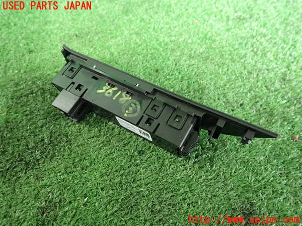 2UPJ-9236186308]BMW M4 クーペ(3C30)(F82)スイッチ3 (トラクションコントロールOFF、走行モード切替、ソナー他) 中古_2