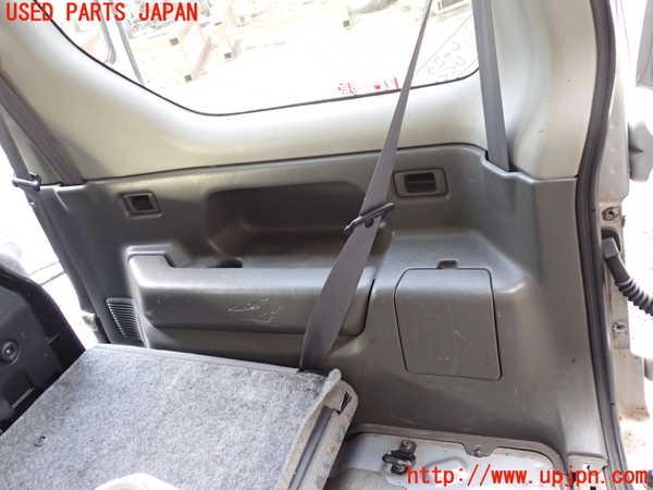 1UPJ-9236237675]ジムニー(JB23W)右リアピラートリム 中古_3