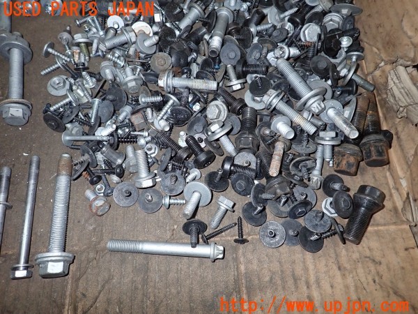 3UPJ=9236280720]BMW アクティブハイブリッド5(FZ35 F10)ネジ・ナット・ステー類 セット ジャンク_5