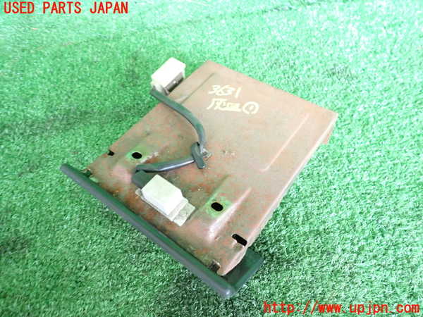 2UPJ-9236317821]セドリック ワゴン(WUY30)灰皿1 中古_2