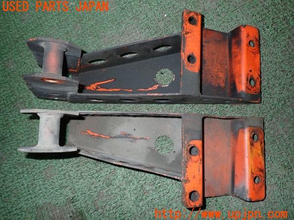 3UPJ=9236360414]ランドクルーザー80(FZJ80G)後期 社外 リーディングダウンブラケット ピッチ約150mm リフトアップ 中古_3
