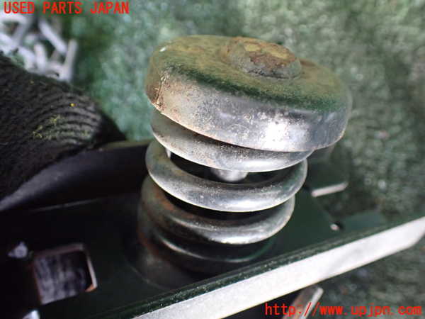 1UPJ-9236361700]ランクル80系(FZJ80G)スペアタイヤキャリア 中古_3