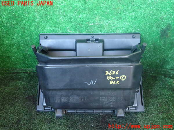 1UPJ-9236367516]ランクル80系(FZJ80G)グローブボックス1 中古_3