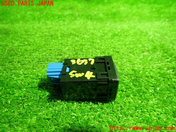 1UPJ-9236376309]セレナ(GFC27)スイッチ4(アイドリングストップOFF) 中古_3