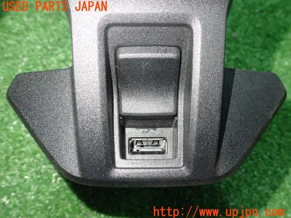 3UPJ=9236440652]VW up! GTI(アップ)(AADKR)後期 純正 スマホホルダー USBコネクタ付 中古_3