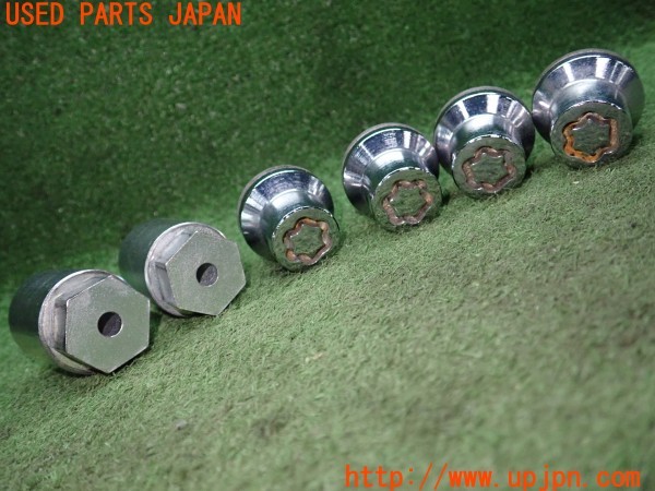 3UPJ=9236450968]スカイライン ハイブリッド GT Type P(HV37)McGARD マックガード ホイールロックナット ケース付き 中古_3