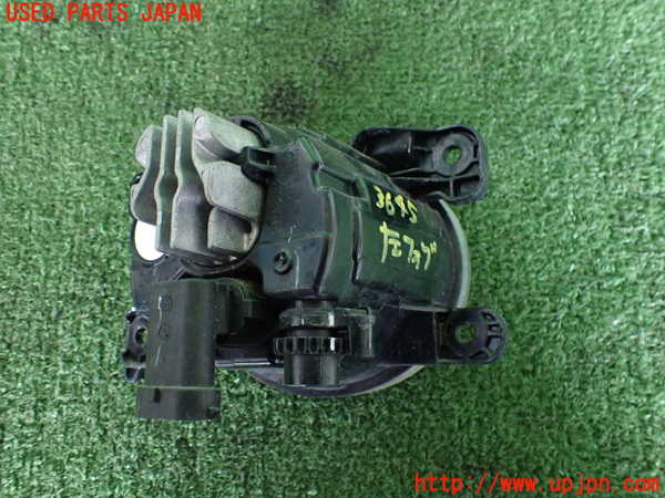 2UPJ-9236451182]スカイライン ハイブリッド(HV37)左フォグ 中古_2