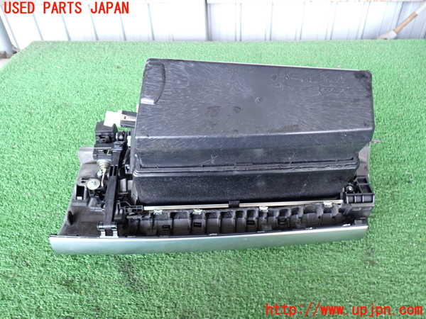 2UPJ-9236477516]BMW X5(ZV30S)(E70)グローブボックス1 中古_4