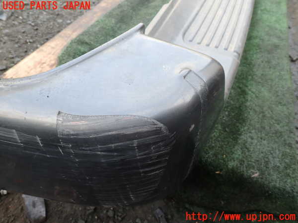 1UPJ-9236521610]ランクル100系(UZJ100W)リアバンパー 中古_4