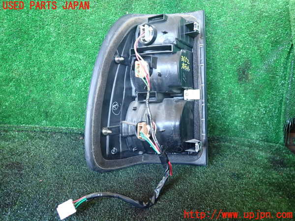 1UPJ-9236521530]ランクル100系(UZJ100W)右テールランプ 中古_3
