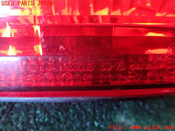 1UPJ-9236521530]ランクル100系(UZJ100W)右テールランプ 中古_4