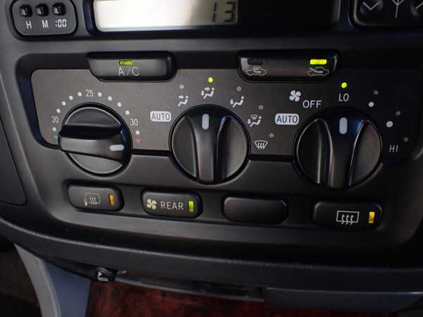 1UPJ-9236526066]ランクル100系(UZJ100W)エアコンスイッチ1 中古_5