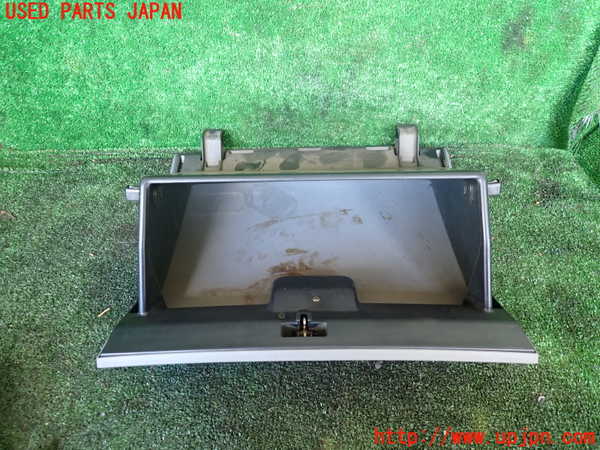 1UPJ-9236527516]ランクル100系(UZJ100W)グローブボックス1 中古_3