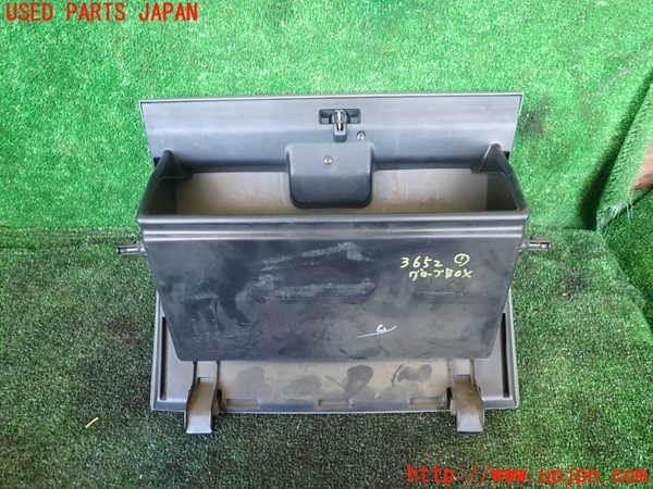 1UPJ-9236527516]ランクル100系(UZJ100W)グローブボックス1 中古_4